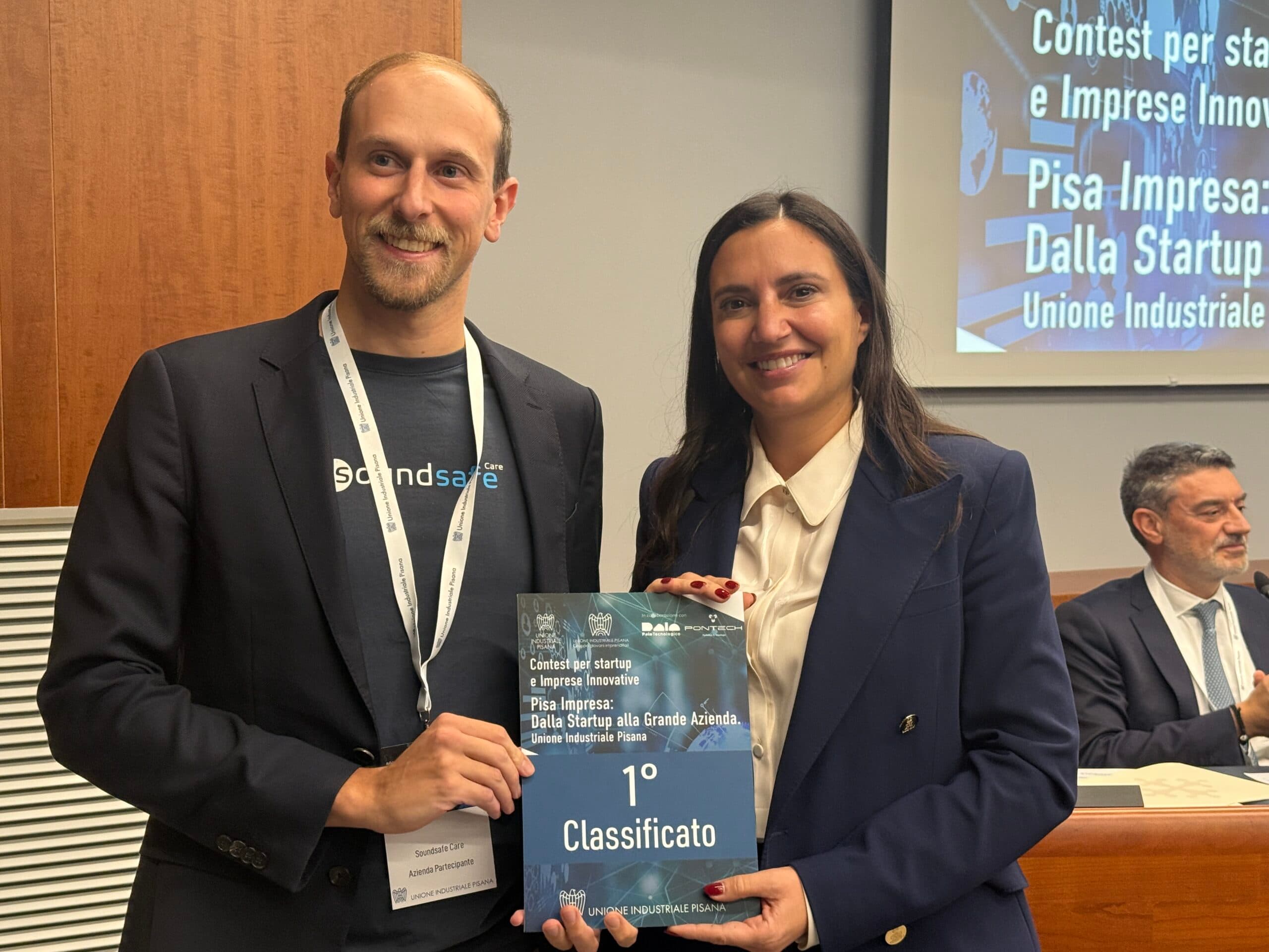 Andrea Mariani di Soundsafe Care premiato da Maria Anghileri, presidente nazionale Giovani Imprenditori di Confindustria.