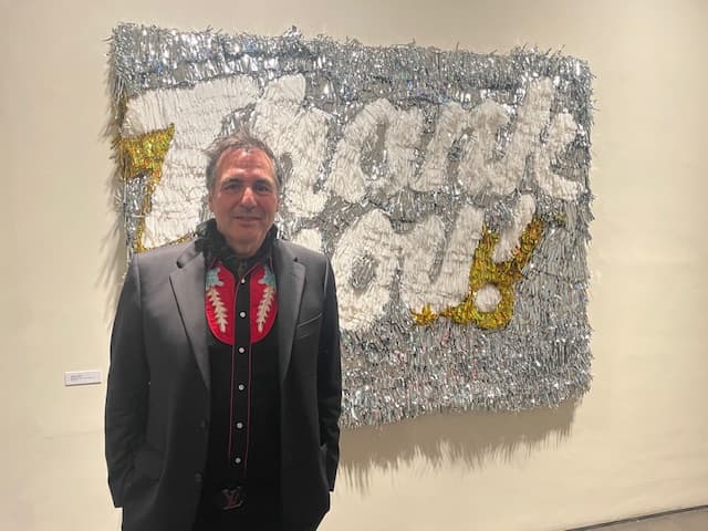 L'artista argentino Daniel Gonzalez di fronte a una delle sue opere esposte al Gallery Hotel Art di Firenze