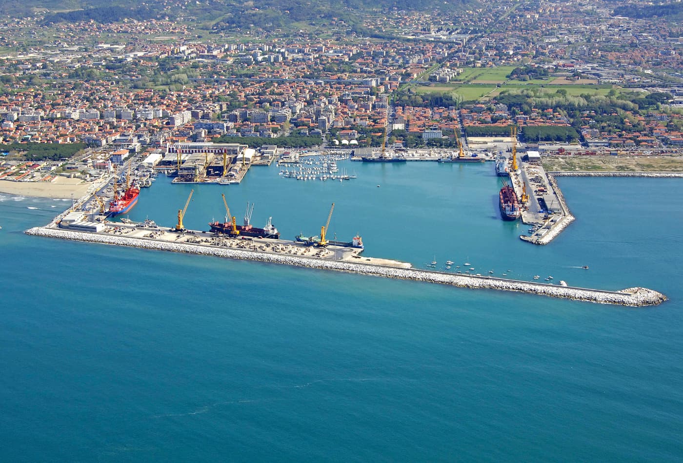 Una veduta del porto di Marina di Carrara