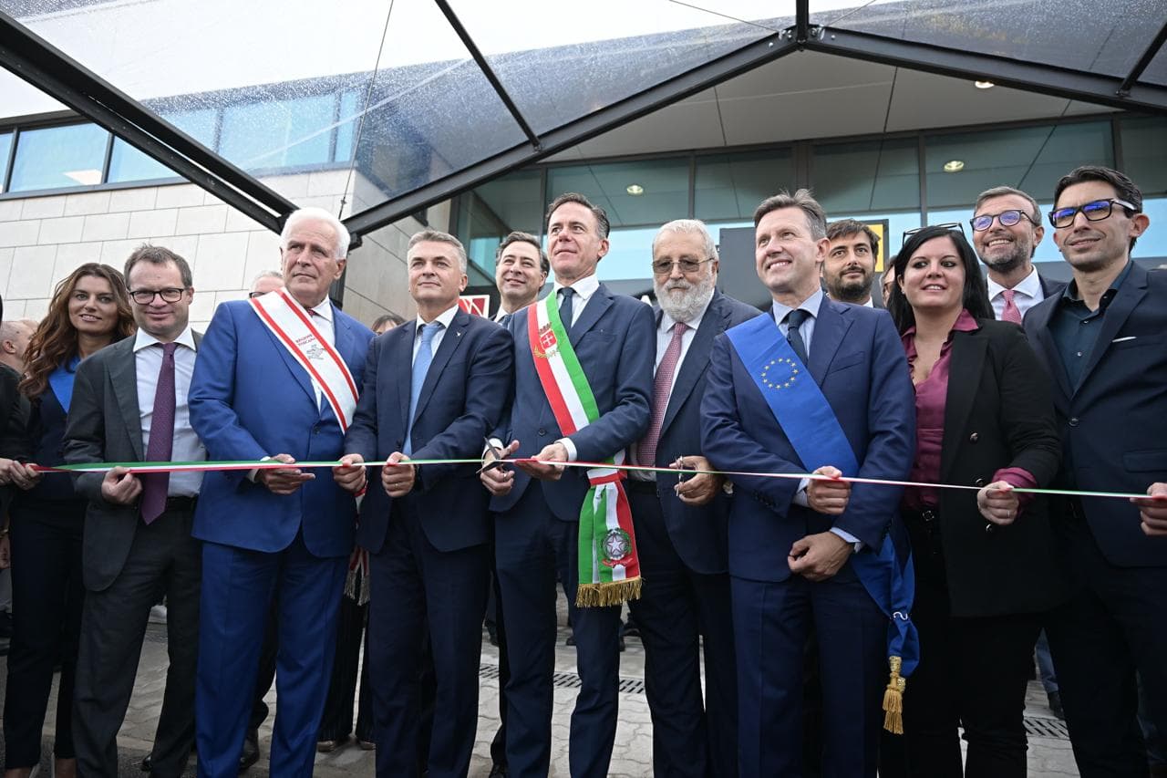 Il taglio del nastro del nuovo terminal Arrivi